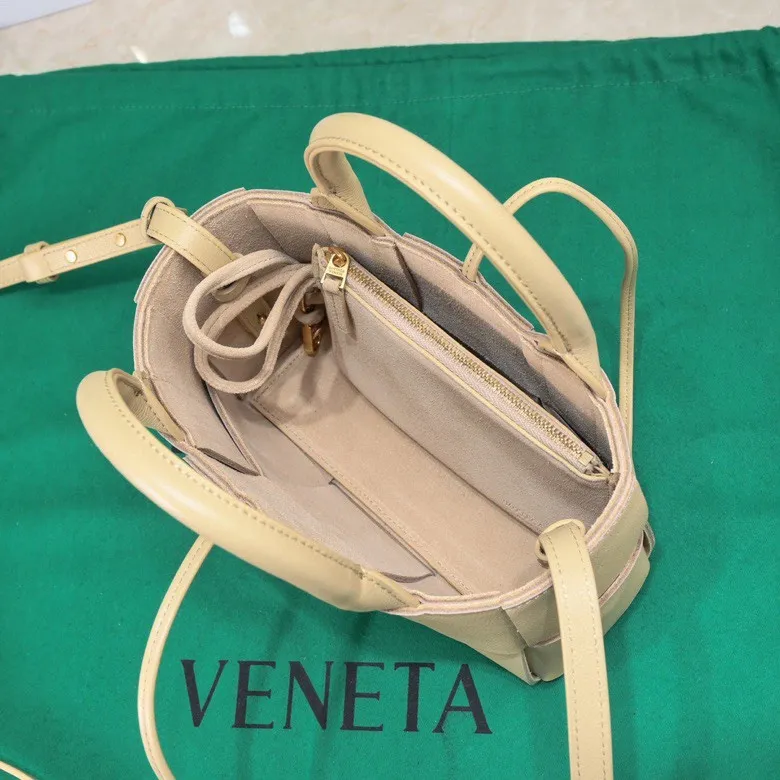Batch 1420 BV Candy Arco super mini tote bag. The size of a mobile phone 😋 can only hold cuteness 🥰 I have always been fond of tote bags because it has no complicated design, is simple and neat, and can be easily matched with daily clothes. Key points, key points! It is equipped with a detachable shoulder strap, so you can match your different looks. It is full of texture. Size: 20*7*13 Style number: 9895#